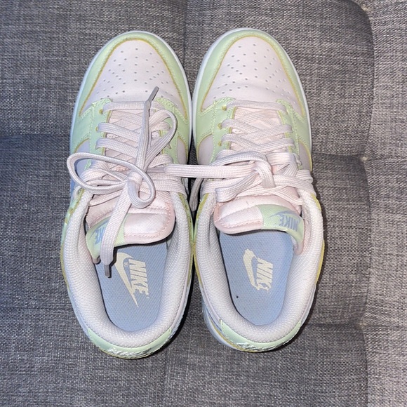 Light green and pink Nike dunks - Picture 2 of 3